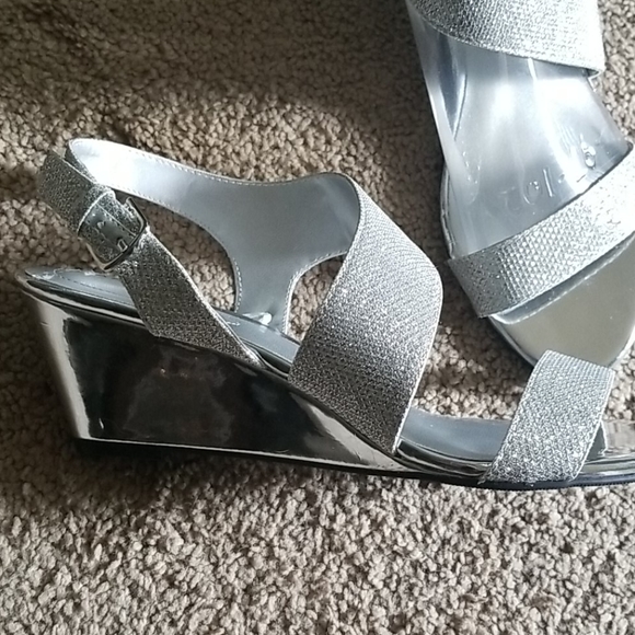 bandolino silver sandals